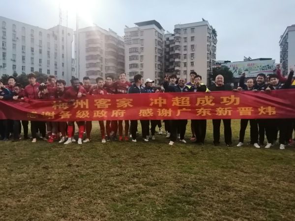 罗克之前在巴拉纳竞技出场25次，打进了12个进球，其中一半的进球在小禁区内完成，只有1个进球从边路发起。